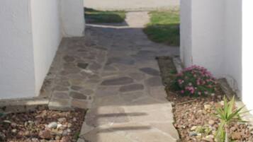 Villa, patio, vistas a la playa | Jardines del alojamiento