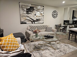 Living area - Executive 2 bedroom Retreat-near the Falls, Border and QEW. (Fort Erie)