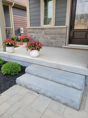 Exterior detail - Executive 2 bedroom Retreat-near the Falls, Border and QEW. (Fort Erie)