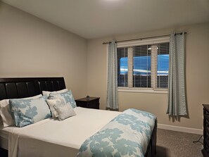 2 bedrooms, iron/ironing board, WiFi, bed sheets - Executive 2 bedroom Retreat-near the Falls, Border and QEW. (Fort Erie)