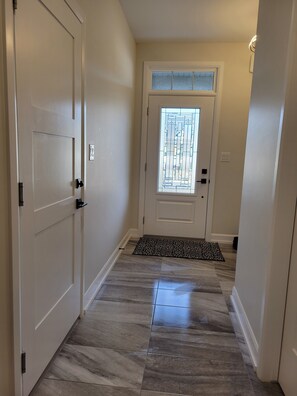 Interior - Executive 2 bedroom Retreat-near the Falls, Border and QEW. (Fort Erie)