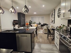 Private kitchen - Executive 2 bedroom Retreat-near the Falls, Border and QEW. (Fort Erie)