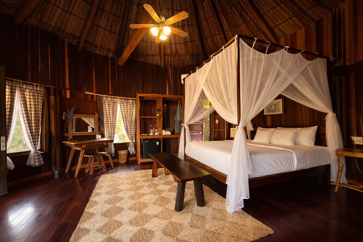 Basic Double Room, Lake View | Meja, langsir/tirai gelap terus, Wi-fi percuma, cadar katil 