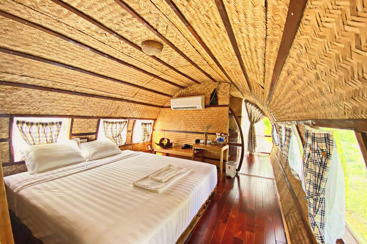 Standard Studio | Desk, blackout drapes, free WiFi, bed sheets