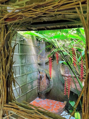Habitación superior | Baño | Cabezal de ducha tipo lluvia y artículos de higiene personal gratuitos