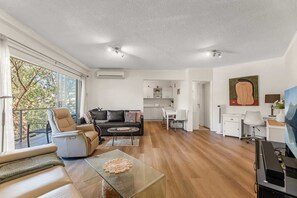 Televisión y oficina 