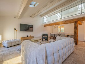 TV - Charming Villa with Vineyard Views  et  Heated Pool – Le Plan de la Tour (LE PLAN DE LA TOUR)