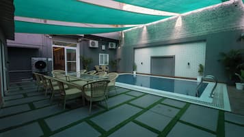 Una piscina cubierta