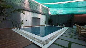 Una piscina cubierta