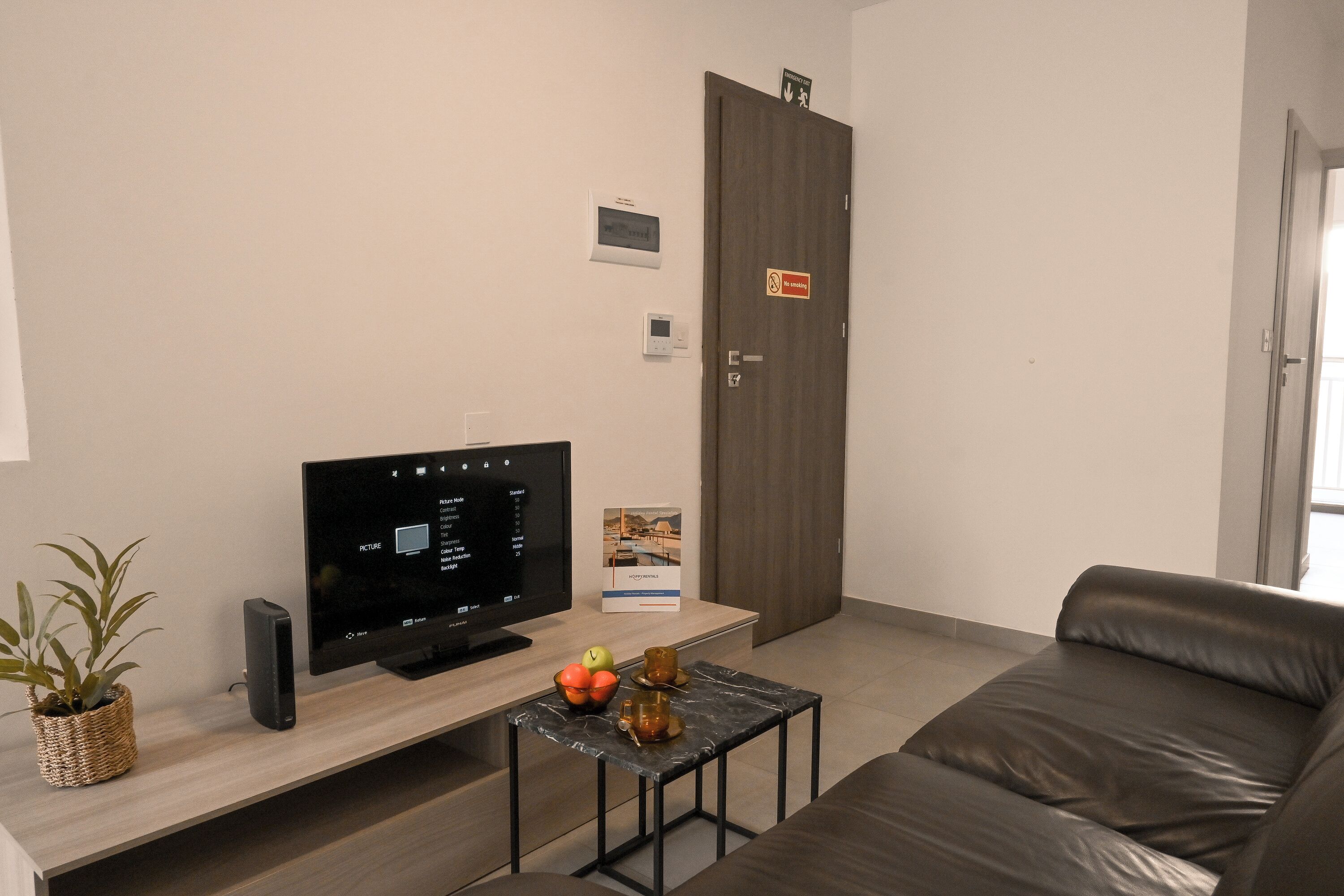 Apartamento família, vários quartos (Camelia Seaview 1 Bd Apart In St Paul) | Área de estar | TV