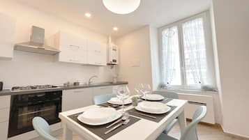 Familienapartment, 2 Schlafzimmer, Meerseite (Quarda) | Eigene Küche | Kühlschrank, Ofen, Herdplatte, Wasserkocher mit Kaffee-/Teezubehör