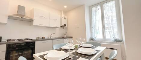 Perhehuoneisto, useita makuuhuoneita, meren rannalla (Quarda) | Yksityinen keittiö | Jääkaappi, uuni, liesi, kahvin-/teenkeitin