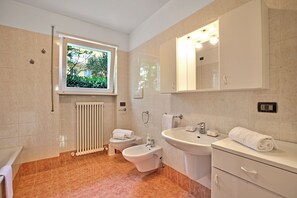 Departamento estándar, varias habitaciones (Appartamento Gioale) | Baño | Tina, secadora de cabello, toallas, jabón 