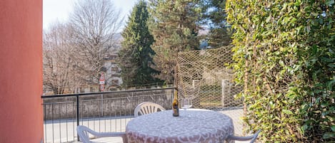 Family Apartment, Multiple Bedrooms, Mountainside (Casa Lauretta) | Outdoor dining