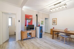 Appartement Familial, plusieurs chambres, côté montagne (Casa Lauretta) | Salle de séjour | TV connectée de 21 pouces avec chaînes par câble