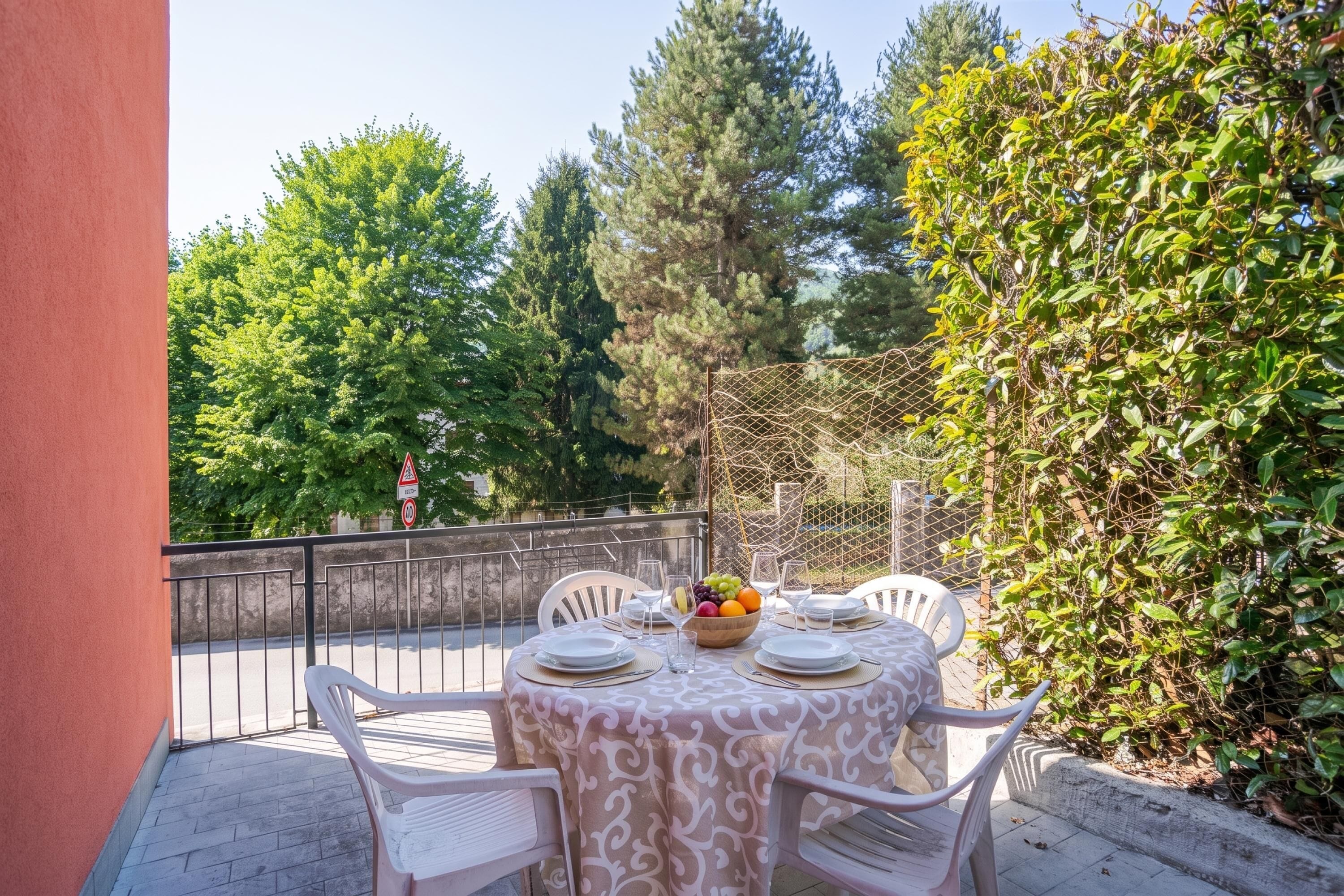 Familienapartment, 2 Schlafzimmer, Terrasse, Bergseite (Casa Lauretta) | Speisen im Freien