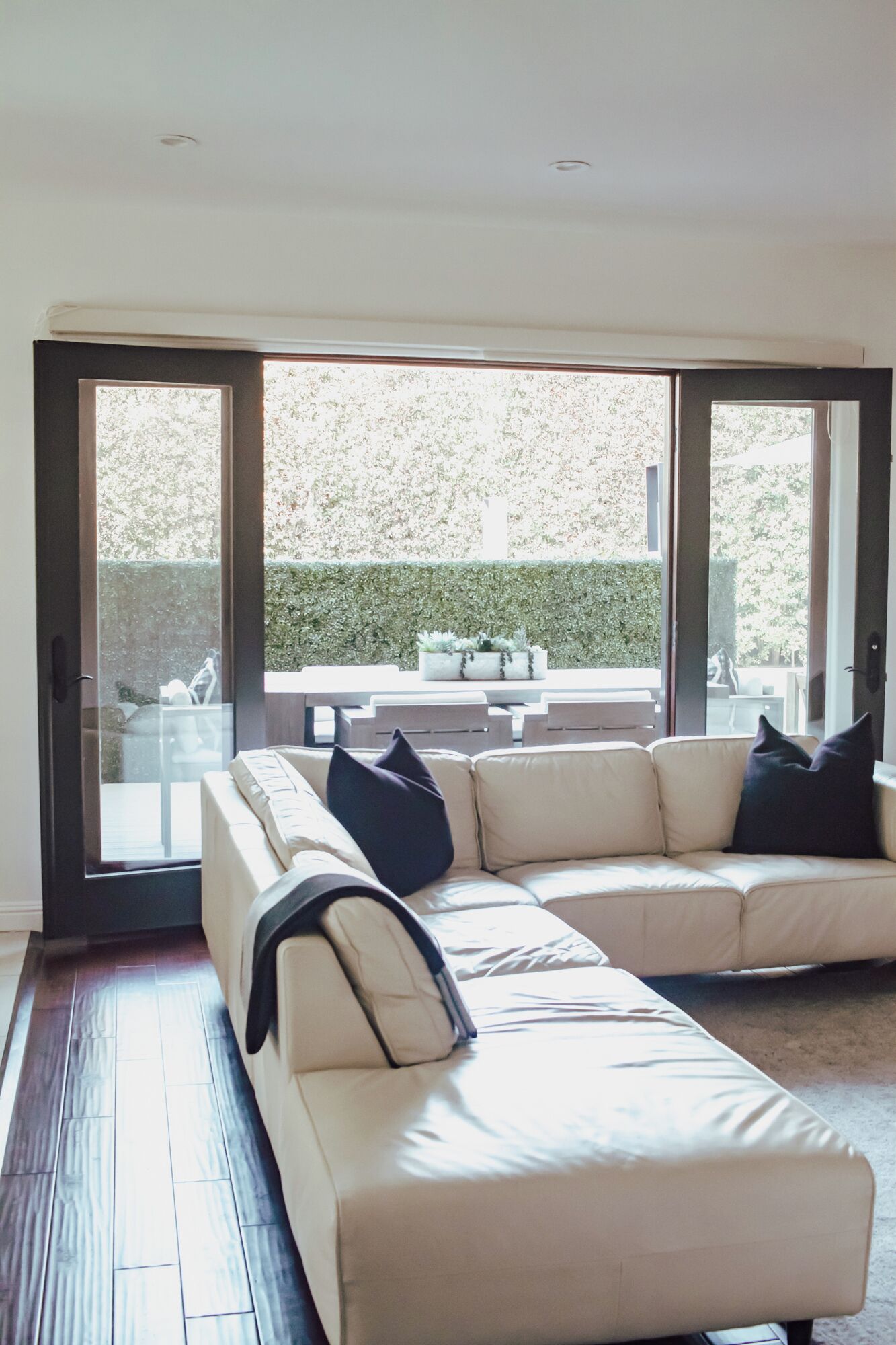 Smart TV, chimenea, monitor de computadora y impresora 