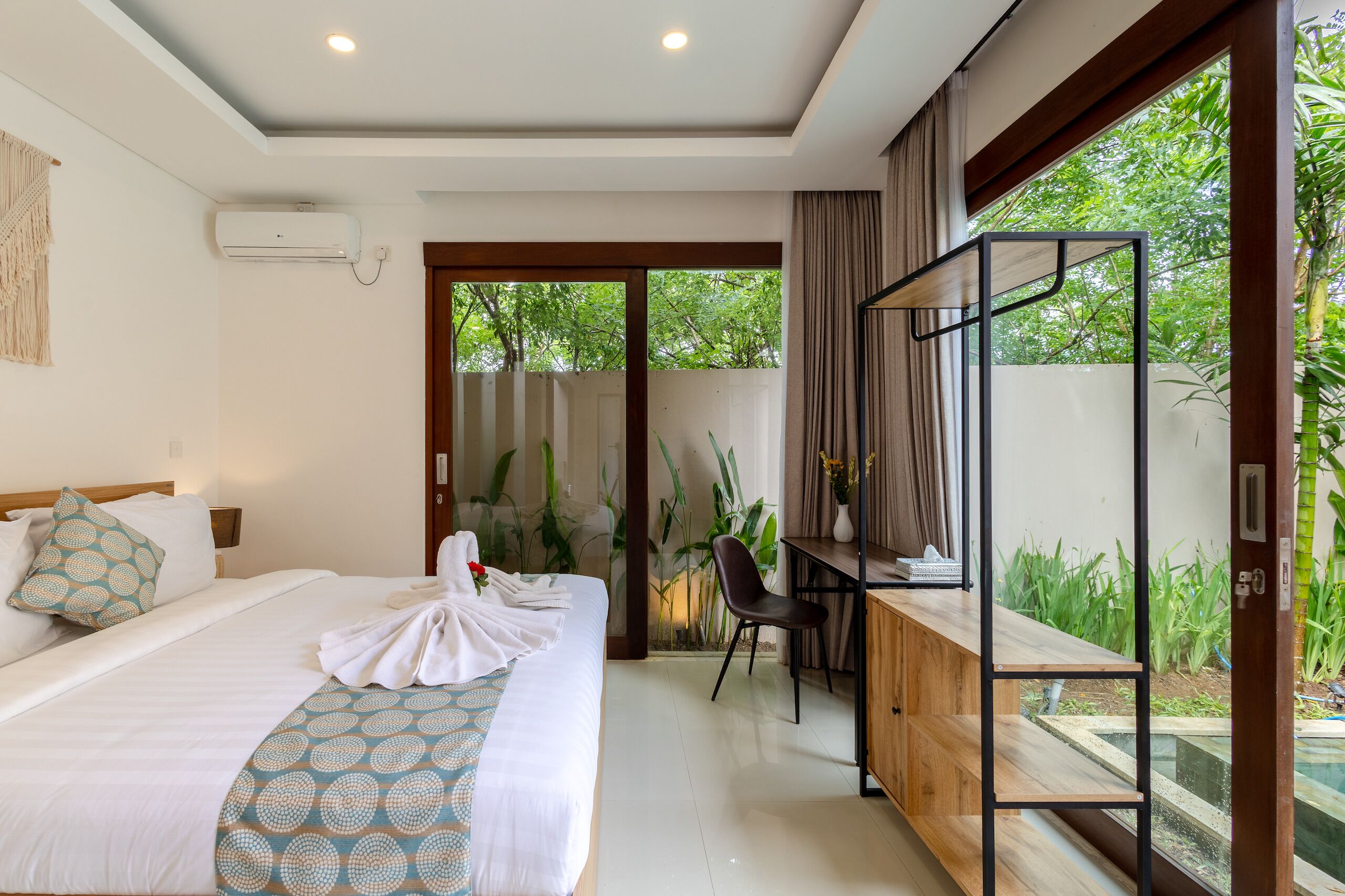 Escritorio, tabla de planchar con plancha y wifi gratis 