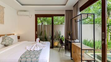 Escritorio, tabla de planchar con plancha y wifi gratis