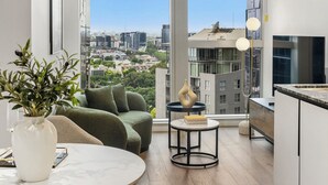 Eine moderne Wohnung mit großem Balkon, einem Essbereich und einer Küche.
