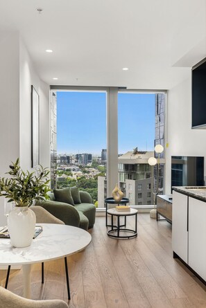 Smart TV - Luxury City Escape in CBD | Pool, Gym, Sauna | Sleep up to 4 (Melbourne)