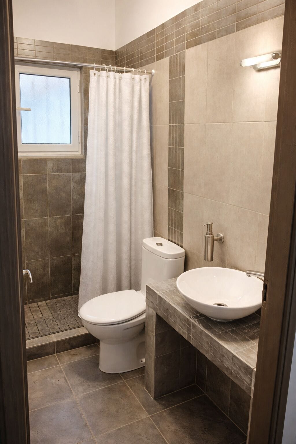 Douche, sèche-cheveux, serviettes fournies, savon