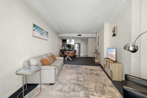 TV, offices - Manhattan CBD Stay, Resort-Style Prime Location (City)