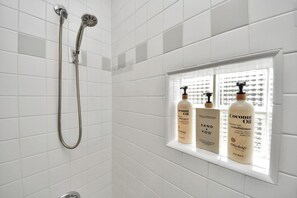 Jetted bath, hair dryer, bidet, towels - NRG Retreat l Sleeps 12 l Parking + Bicycles (Houston)