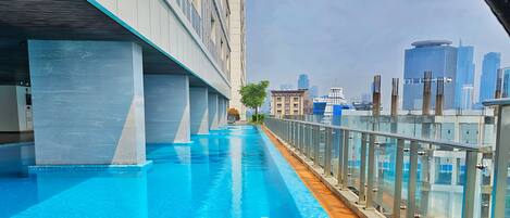 สระว่ายน้ำกลางแจ้ง