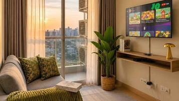 Apartamento, 2 habitaciones, vistas a la ciudad | Zona de estar | Smart TV de 43 pulgadas con canales por cable