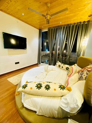 Romantic Room - Advaya Stays - A Luxury Retreat (Dhari)