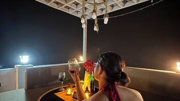 Romantic Room | Bar (on property)