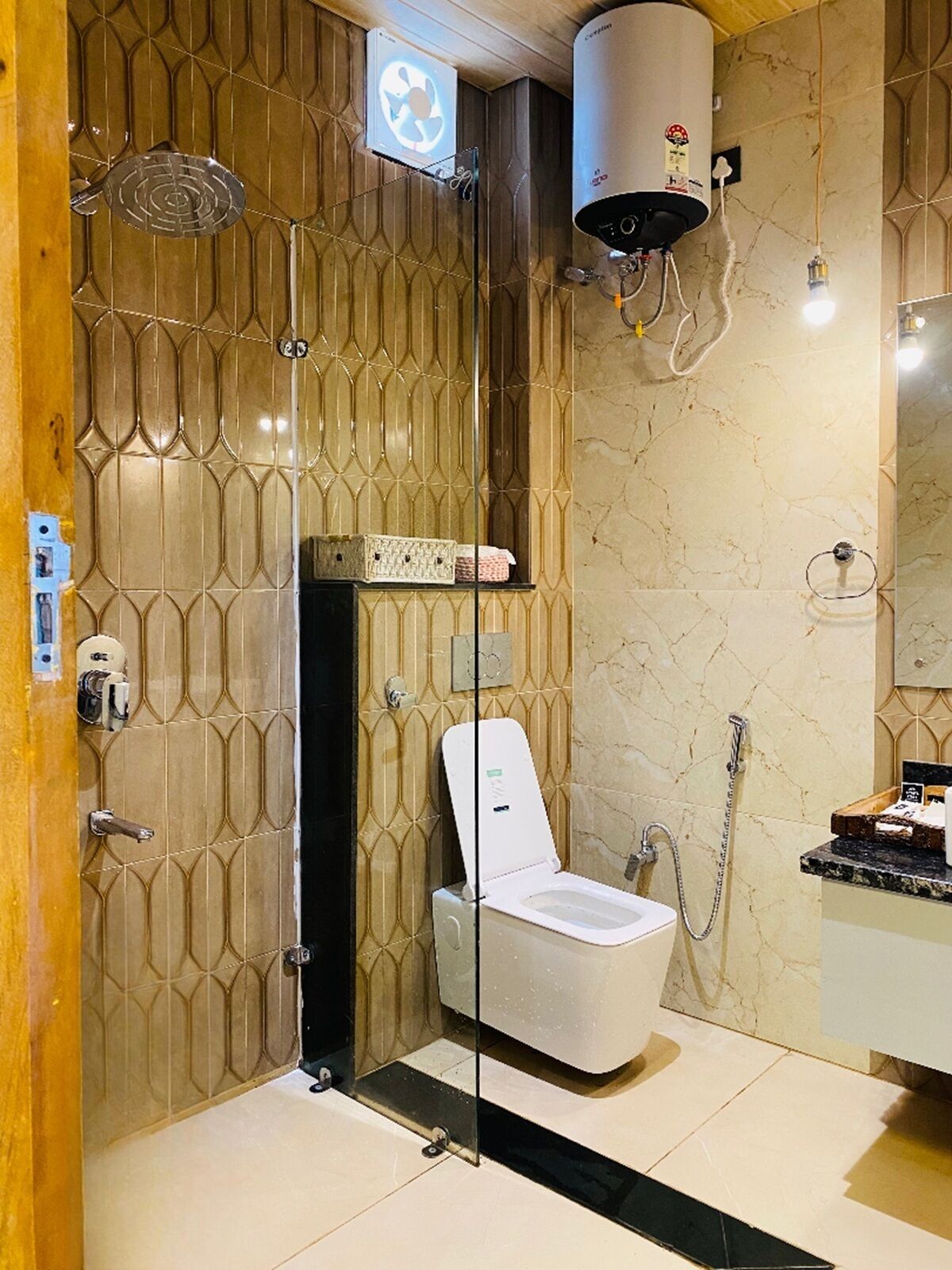 Un baño moderno con ducha vidriada, inodoro y lavamanos.