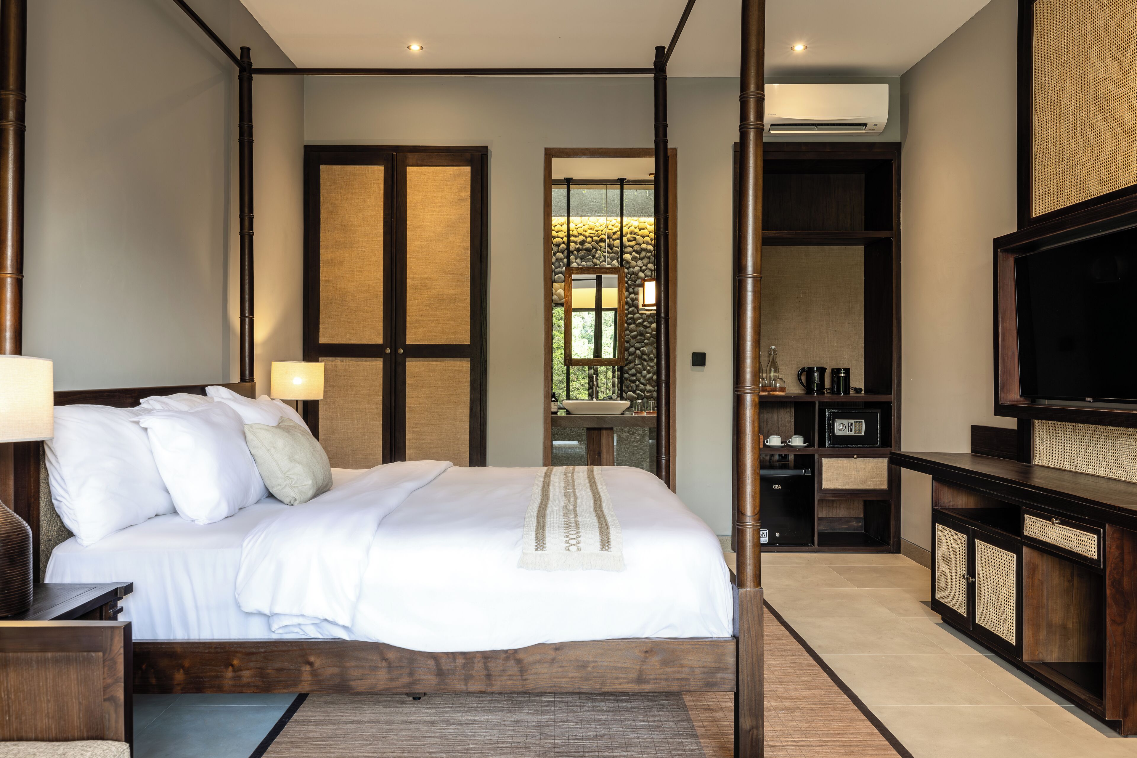 Premium bedding, minibar, in-room safe, desk