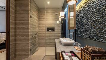 Dusj, toalettartikler (inkludert), hårføner og badekåper