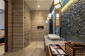 Shower, free toiletries, hair dryer, bathrobes - The Clifton Villas Ubud (Ubud)