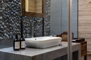 Villa exclusiva, vistas al valle | Baño | Ducha, artículos de higiene personal gratuitos y secador de pelo