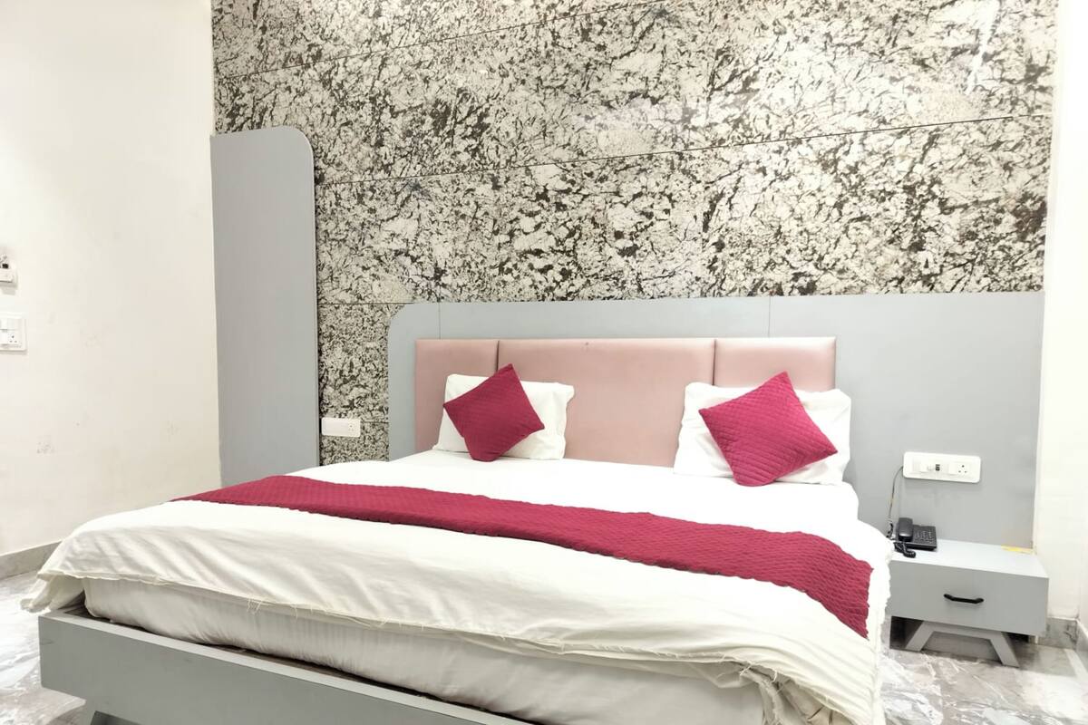 Desk, laptop workspace, free WiFi