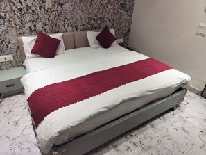 Deluxe-huone | Työpöytä, kannettavalle tietokoneelle sopiva työtila, ilmainen Wi-Fi