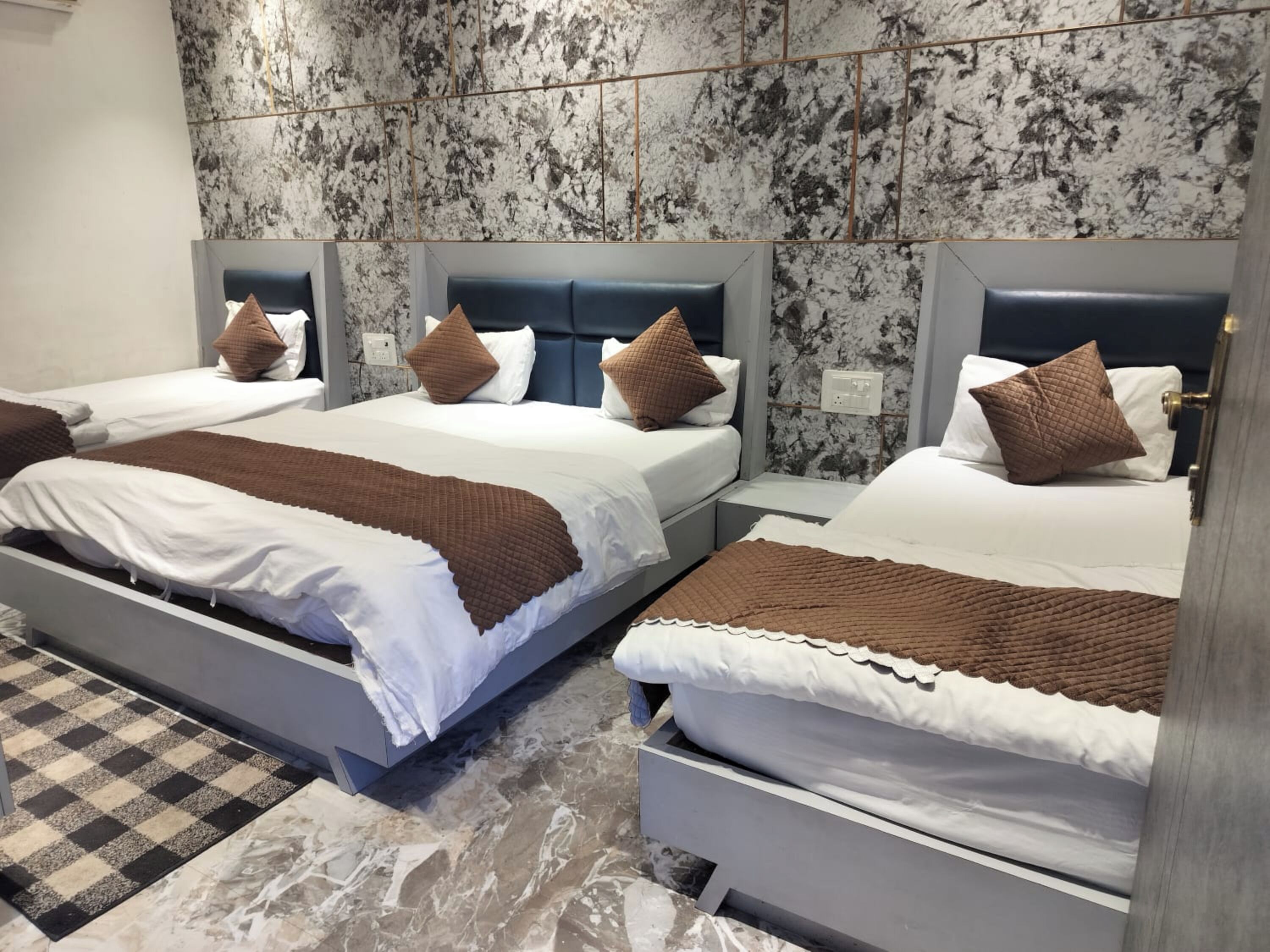 Desk, laptop workspace, free WiFi