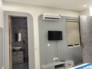 Standard-huone | Työpöytä, kannettavalle tietokoneelle sopiva työtila, ilmainen Wi-Fi