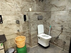 Habitación familiar | Baño | Artículos de higiene personal gratuitos, toallas y papel higiénico