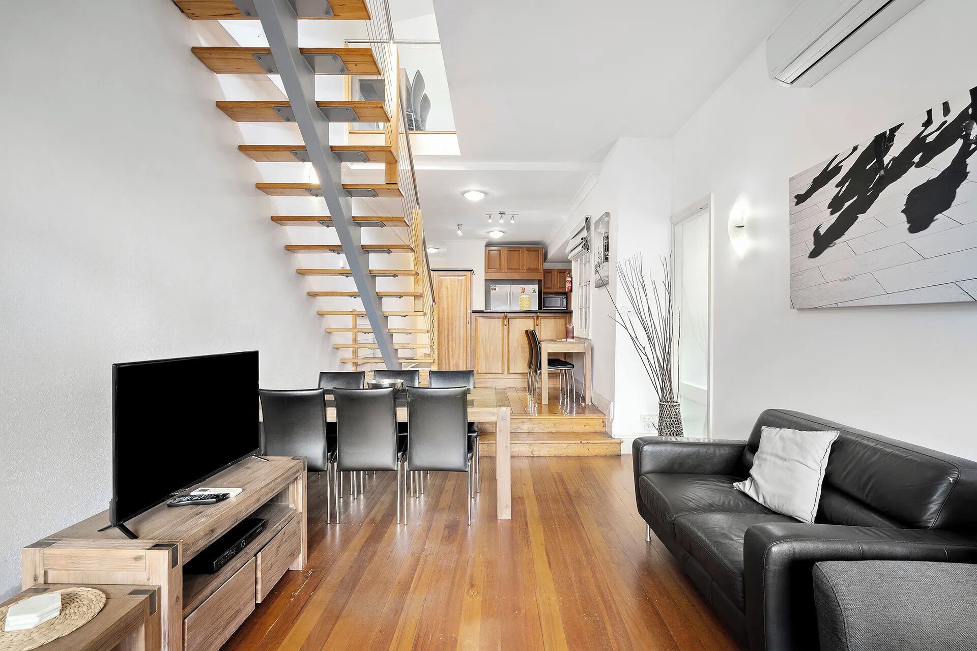 Smart-tv, boeken en een computerscherm