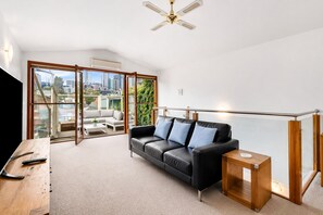 Smart TV, books, computer monitors - Rare 3-Car Parking! 3BR2B Terrace w/ City View and Garden - CBD at your doorstep (West Melbourne)