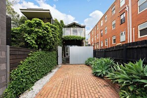 Exterior - Rare 3-Car Parking! 3BR2B Terrace w/ City View and Garden - CBD at your doorstep (West Melbourne)