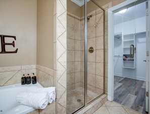Towels, soap, toilet paper - Spacious 3-Bedroom Townhome near Lake Hamilton (Hot Springs)
