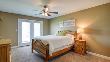 Schreibtisch, BĂŒgeleisen/BĂŒgelbrett, kostenloses WLAN, BettwĂ€sche