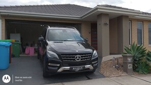 Une maison moderne à deux étages avec un garage.