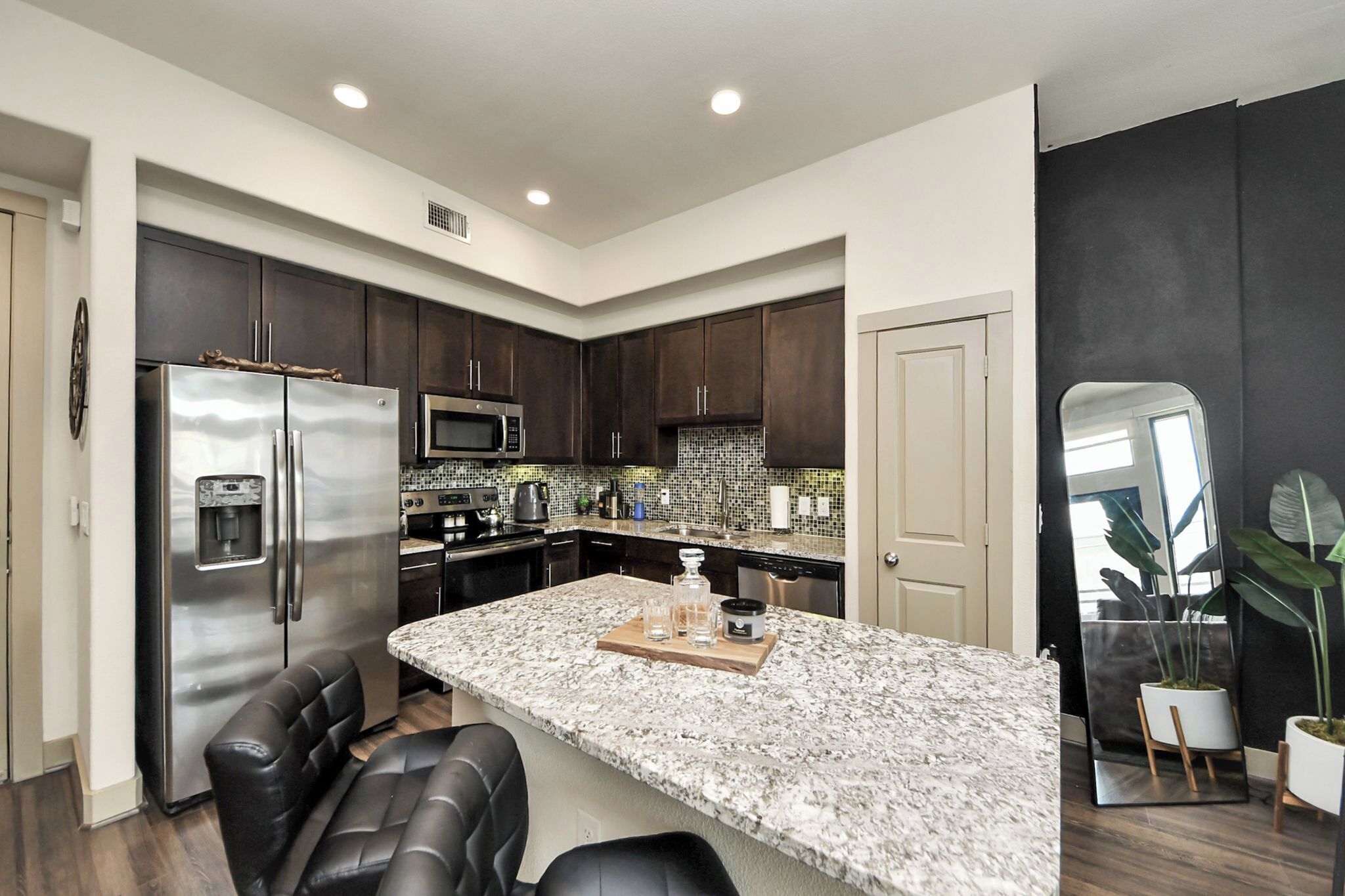 Jääkaappi, mikroaaltouuni, uuni, liesi