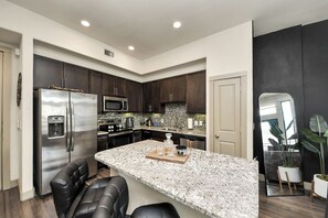 Fridge, microwave, oven, stovetop - Skyline Views Midtown 1BR Cozy & Comfortable (Houston)